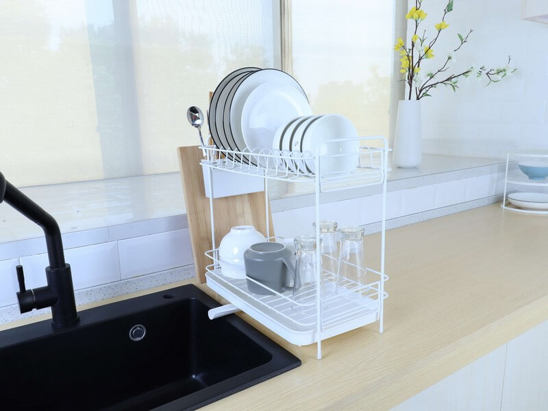 מתקן ייבוש כלים עם משפך ניקוז מים לכיור - אחסון וארגון המטבח